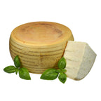 Formaggio Gran Maddalena su sfondo bianco