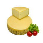 Formaggio Asiago Mezzano e Vecchio su sfondo bianco