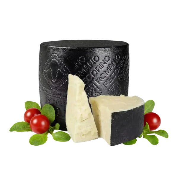 Pecorino Romano DOP Cappato Nero su sfondo bianco