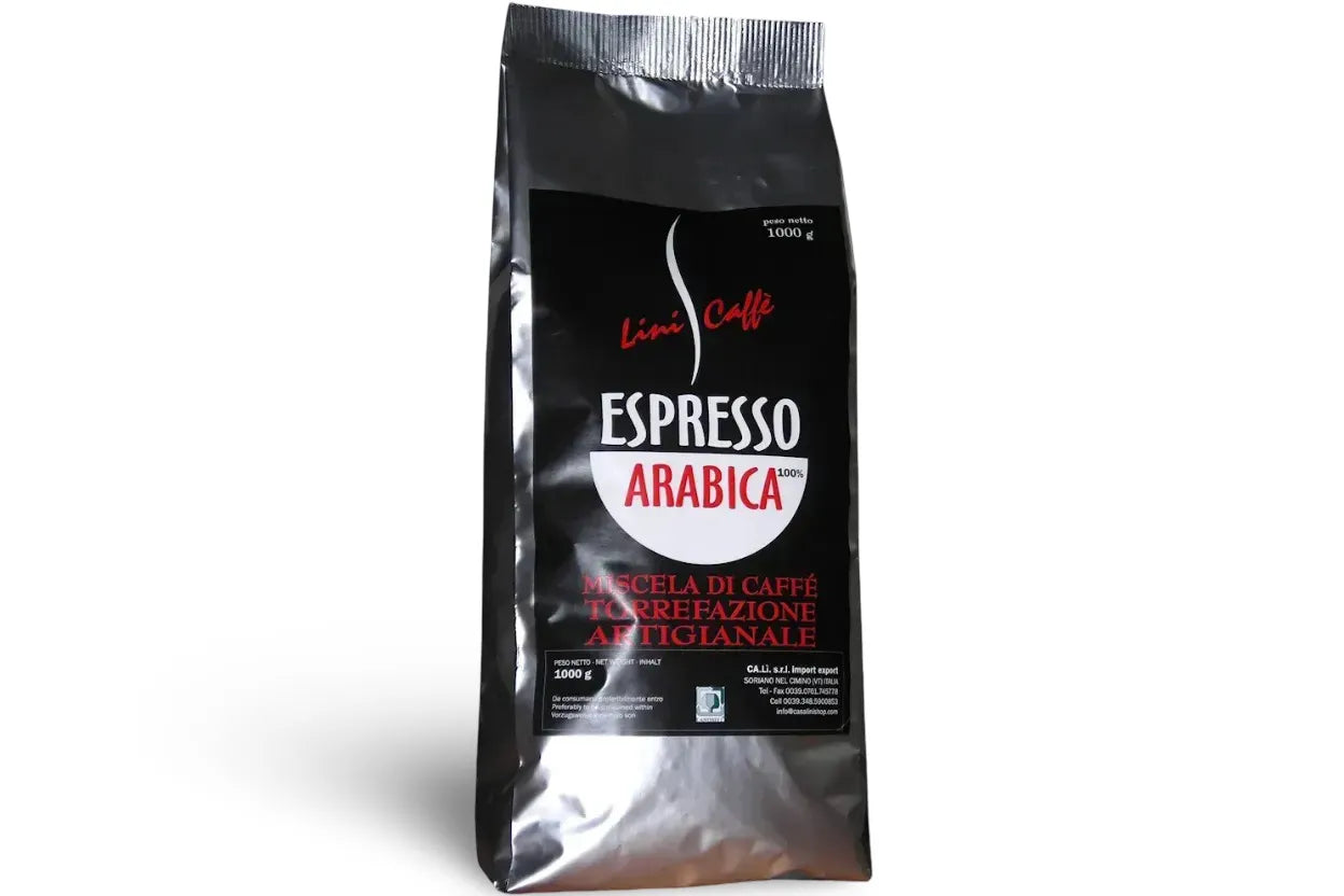 Caffè Espresso italiano in grani su sfondo bianco