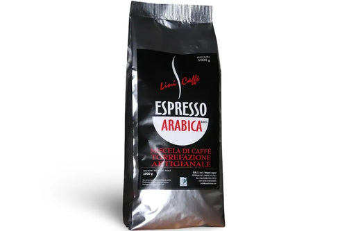 Caffè Espresso italiano in grani su sfondo bianco