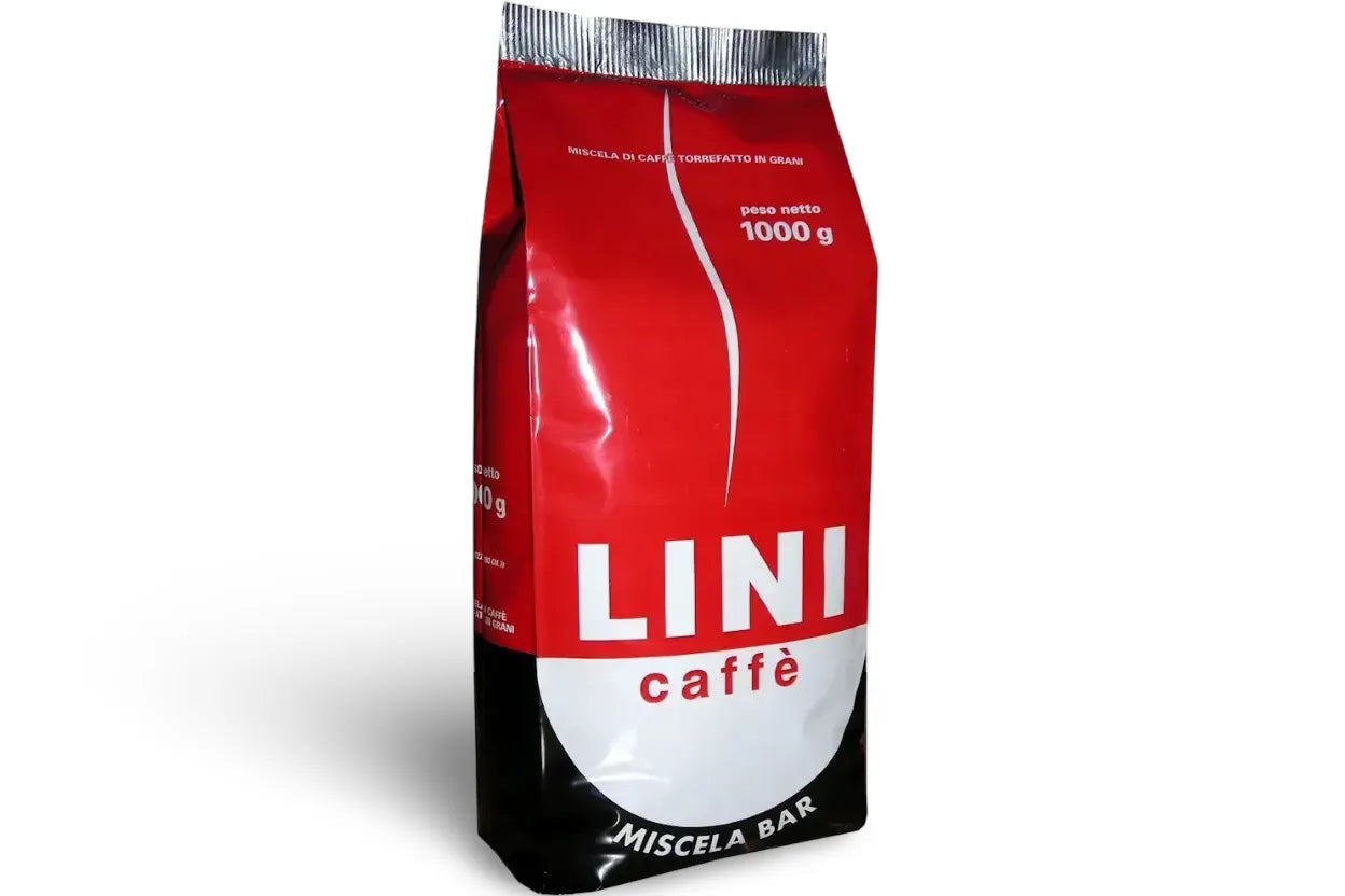 Caffè Espresso italiano in grani su sfondo bianco