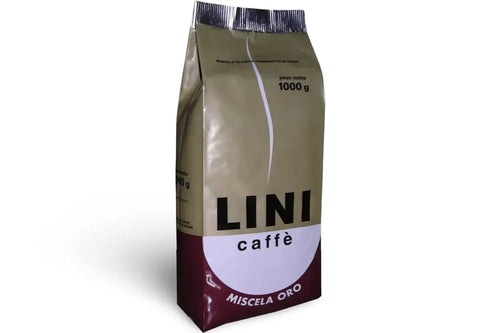 Caffè Espresso italiano in grani su sfondo bianco