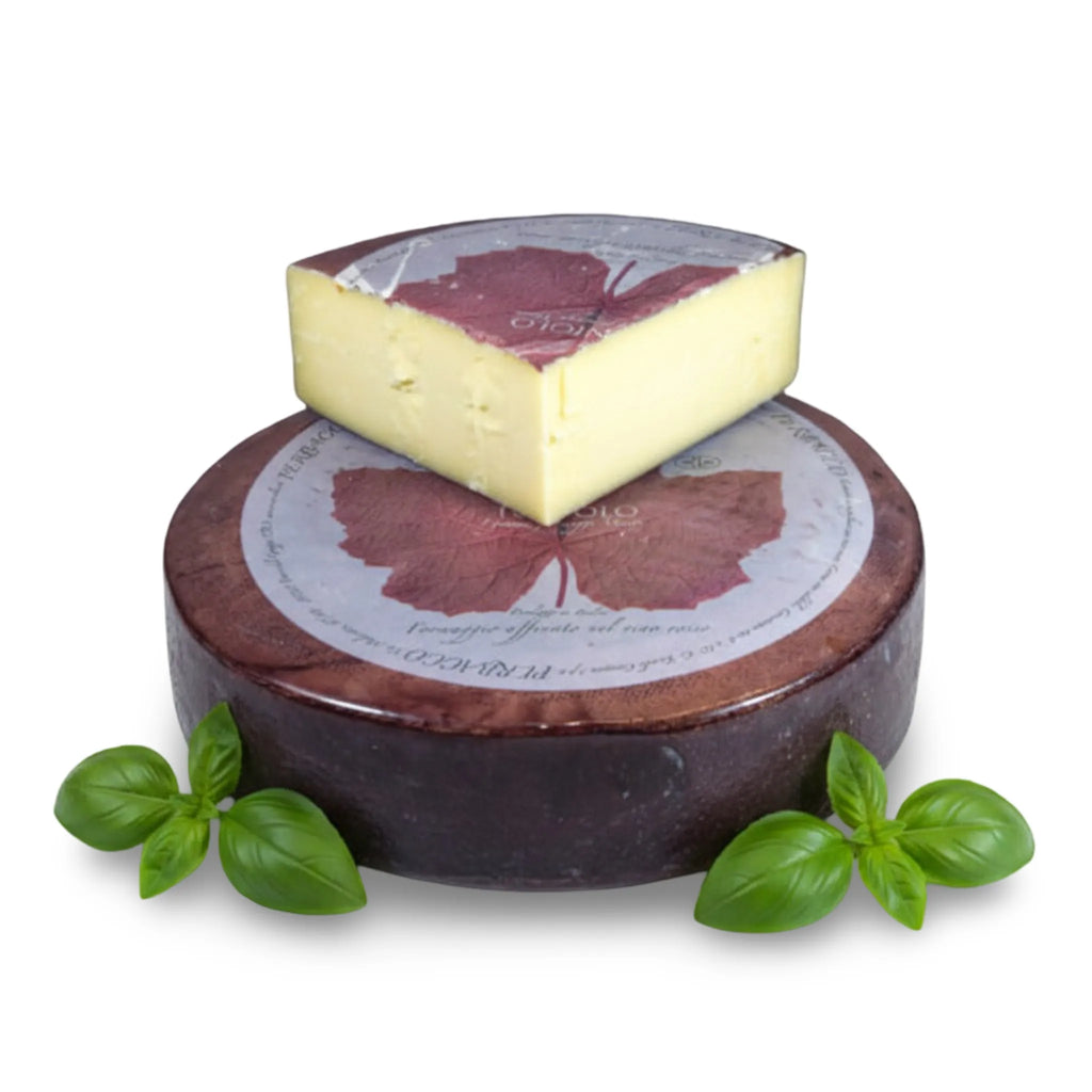 Formaggio Ubriaco su sfondo bianco